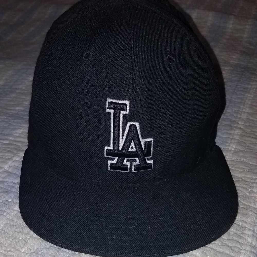 La Dodgers black hat. Size 7 5/8